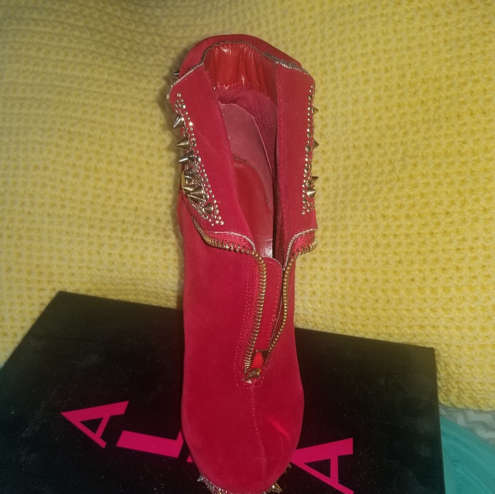 Boots - Picture 2 of 3